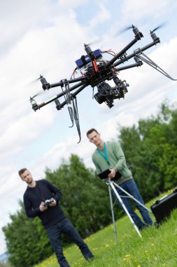 UAV octocopter Park'ta çalışan mühendisler