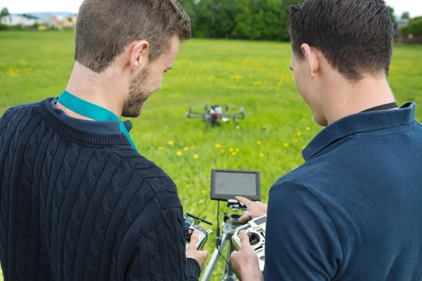 Engenheiros operando helicóptero UAV — Fotografia de Stock