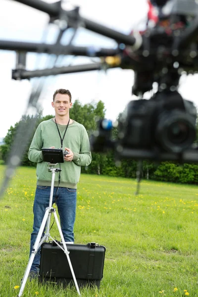 Engenheiro Masculino Voando UAV Octocopter — Fotografia de Stock