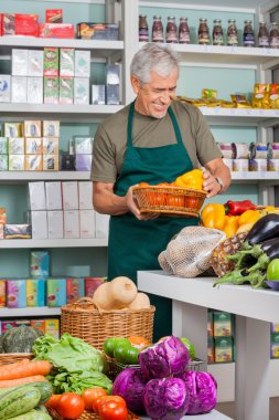 markette çalışan satış elemanı