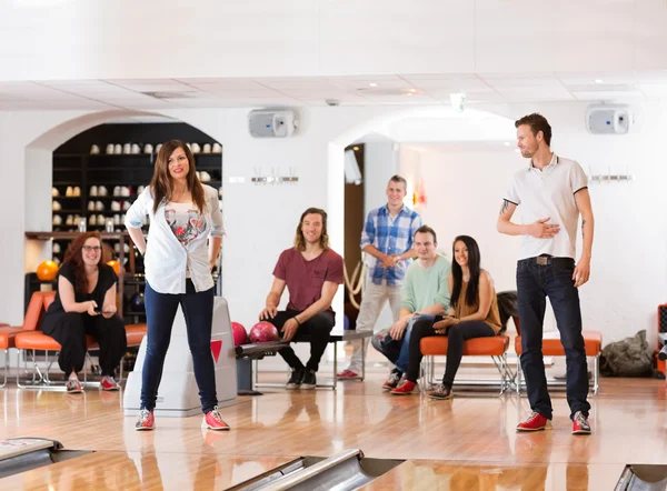 Samci a samice konkurenti v bowling Clubu — Stock fotografie