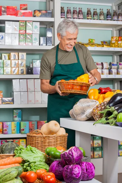 Commerciante che lavora nel negozio di alimentari — Foto Stock