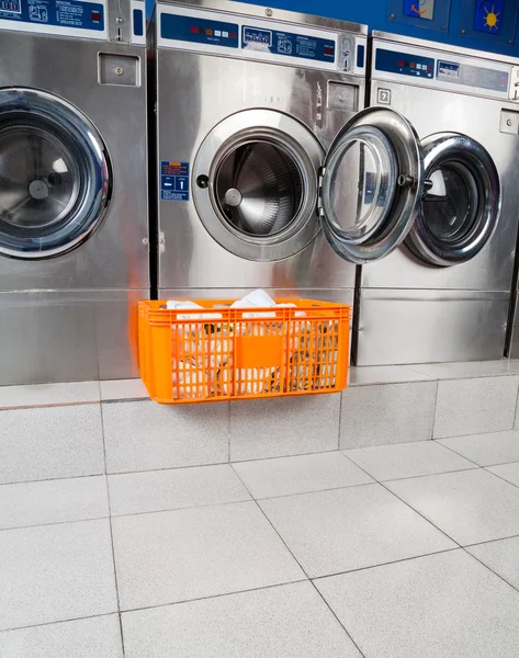 Wäschekorb vor Waschmaschine — Stockfoto