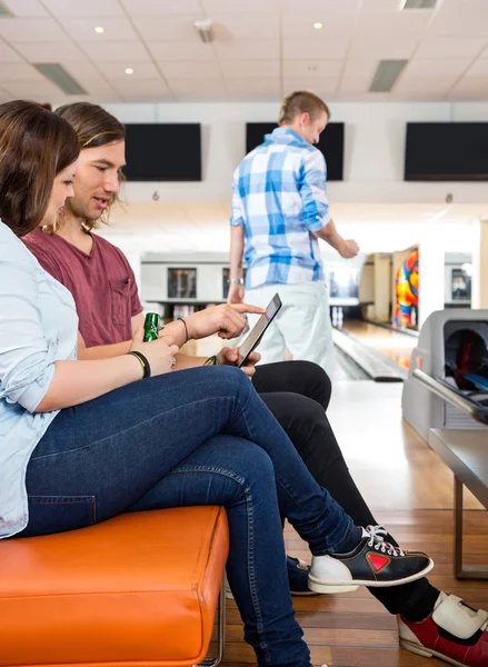 Couple utilisant une tablette numérique dans Bowling Club — Photo
