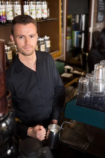 Junger Barista arbeitet im Coffeeshop — Stockfoto