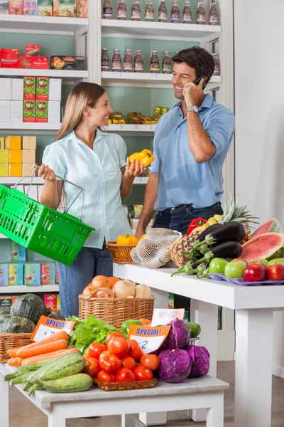 Par shopping grönsaker i stormarknad — Stockfoto