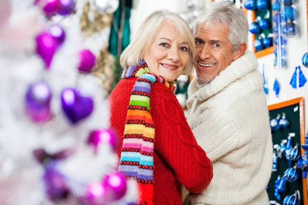 Glückliches Seniorenpaar im Weihnachtsgeschäft — Stockfoto