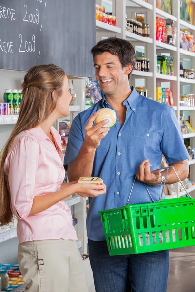 Paar vergelijken kaas op kruidenier en supermarkt — Stockfoto