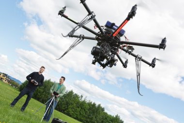 erkek mühendisler İHA helikopter faaliyet