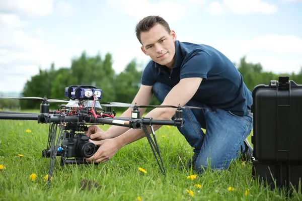 Engenheiro que ajusta a câmera no drone da fotografia — Fotografia de Stock