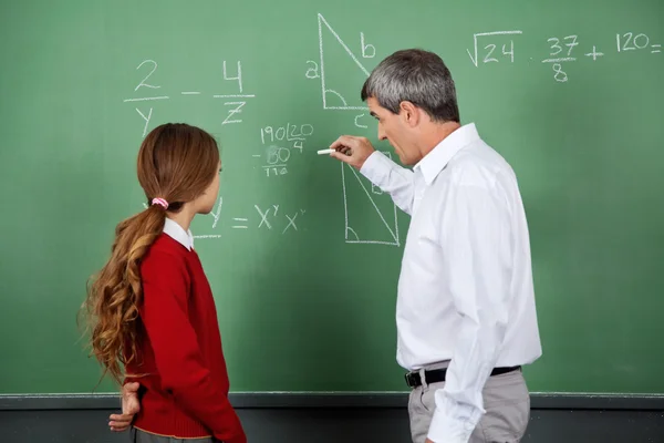 Profesor Enseñando Matemáticas a Estudiante Femenina a Bordo —  Fotos de Stock