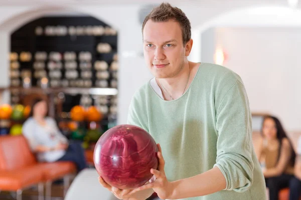 Muž, který držel bowlingovou kouli v klubu — Stock fotografie