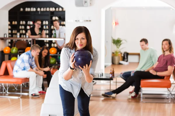 Young Woman Bowling in Club — Stock Photo, Image