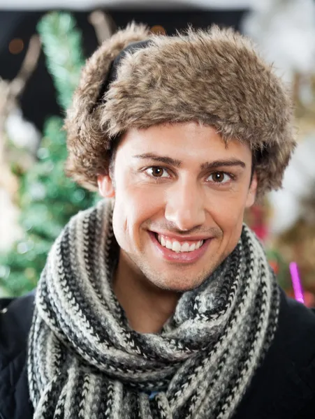 Joven guapo en la tienda de Navidad —  Fotos de Stock