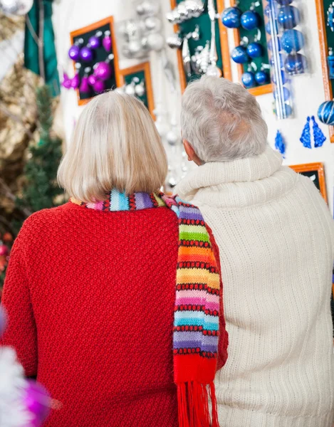 Senior Couple At Christmas Store — Stock Photo, Image