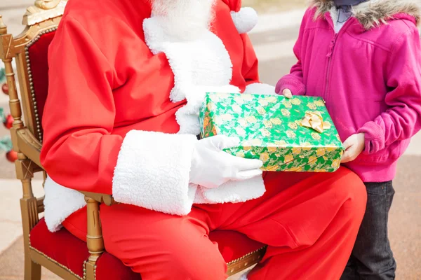 Santa Claus Giving Christmas Gift To Girl — Stock Photo, Image