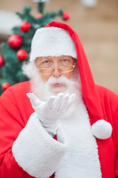 Papai Noel soprando beijo — Fotografia de Stock