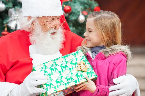 Noel Baba Noel hediyesi kıza veriyor — Stok fotoğraf