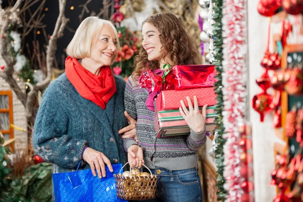 Lycklig mor och dotter med julklappar — Stockfoto