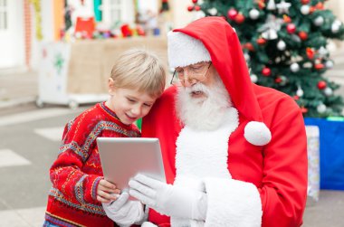 Noel Baba ve çocuk dijital tablet kullanma