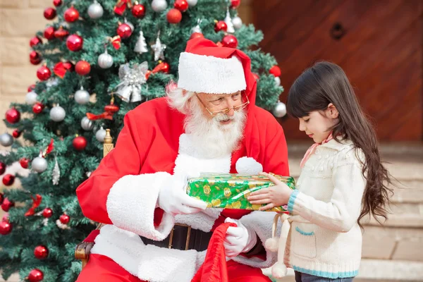 Ragazza prendendo regalo da Babbo Natale — Foto Stock