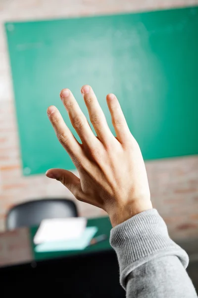 Mão do estudante contra Greenboard na sala de aula — Fotografia de Stock