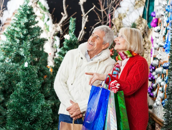 Paar kauft im Weihnachtsgeschäft ein — Stockfoto