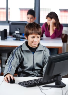 istimal bilgisayar laboratuarında okul çocuğu