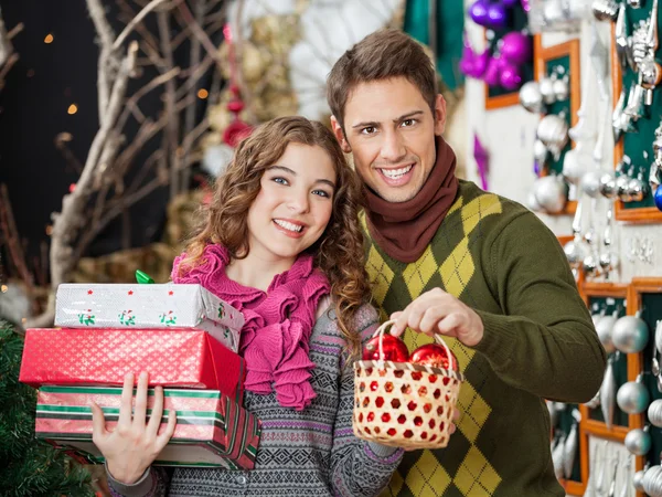 Par shopping presenterar i christmas store — Stockfoto