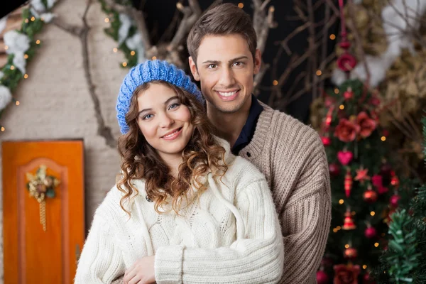 Glückliches Paar im Weihnachtsgeschäft — Stockfoto