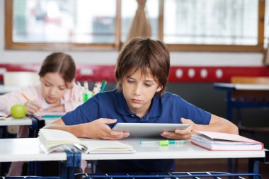okul masa başında dijital tablet kullanma