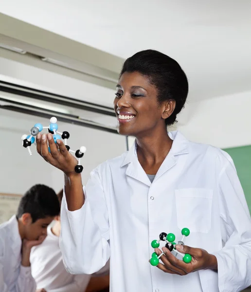 Учитель анализирует молекулярную структуру в лаборатории — стоковое фото