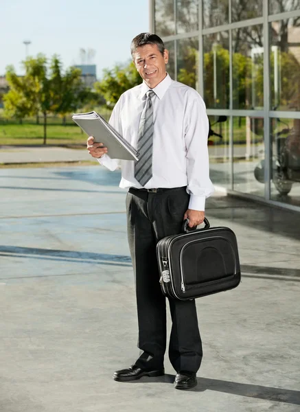 Professore universitario con libri e borsa al campus — Foto Stock