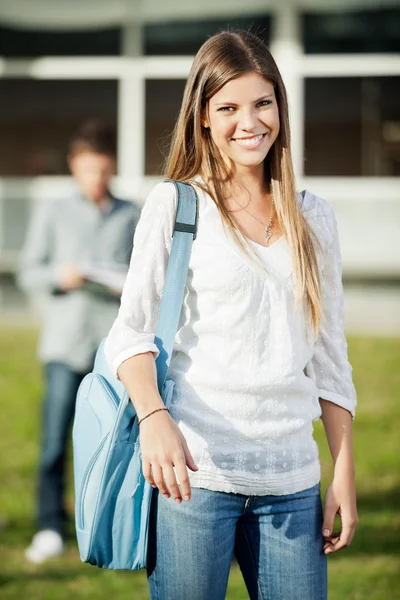 Studentin mit Umhängetasche steht auf dem Campus — Stockfoto