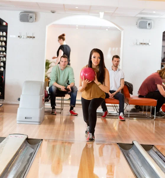 Žena držící bowlingovou kouli v klubu — Stock fotografie