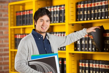 Öğrenci raf kitaplığındaki kitap seçimi