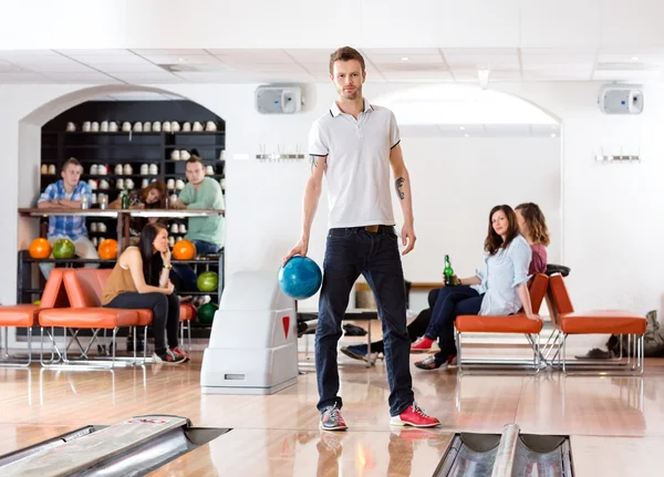 Confident Man Holding Ball in Bowling Alley — Stock Photo, Image