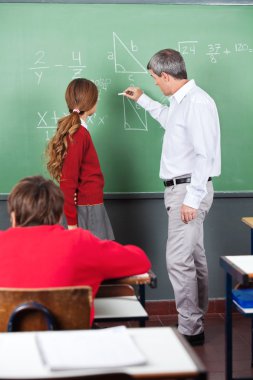 Profesör genç kız öğrenci için matematik öğretimi