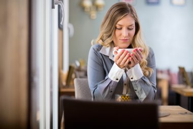 kafede kahve içme kadın