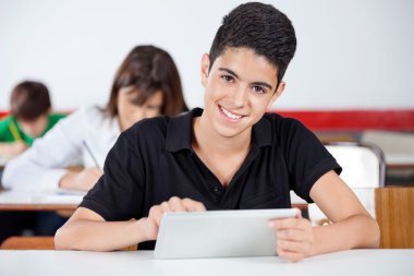 Dijital tablet kullanarak genç okullu çocuk portresi