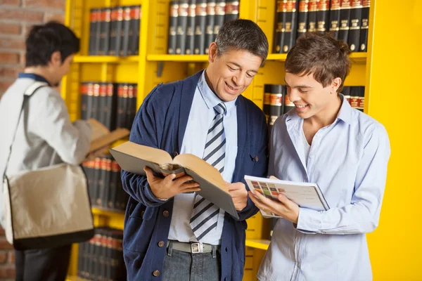 Bibliotecario Ayudando a Estudiante En Biblioteca Universitaria — Foto de Stock