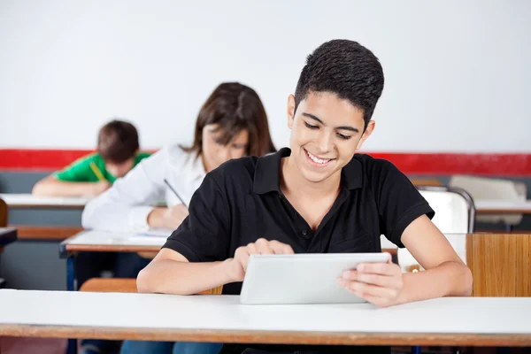 Adolescente escolar usando tableta digital en el escritorio — Foto de Stock