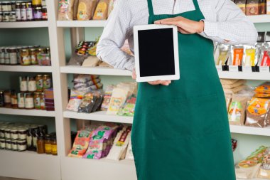 Mağaza sahibi gösteren dijital tablet