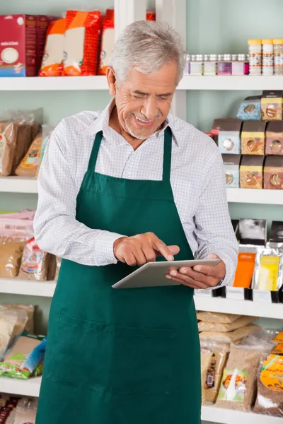 Mužské majitel pomocí tabletu v supermarketu — Stock fotografie