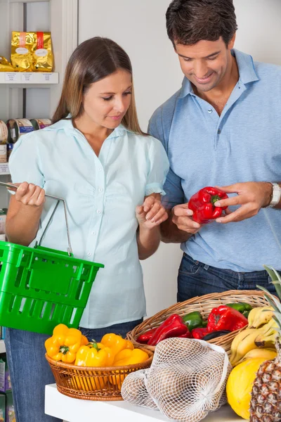 Para kupując warzywa w sklepie spożywczym — Zdjęcie stockowe