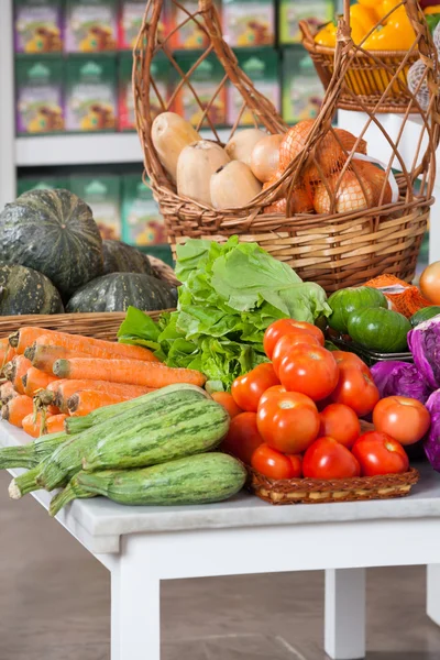 Verduras frescas en la mesa —  Fotos de Stock