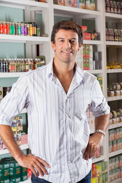 Щасливий чоловік стоїть в супермаркеті — стокове фото