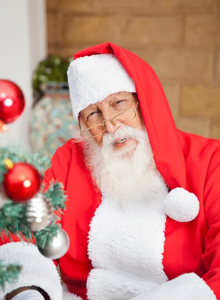 Muž, oblečený jako santa claus mimo dům — Stock fotografie