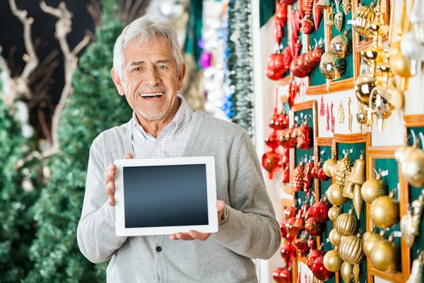 Homem feliz segurando tablet digital na loja de Natal — Fotografia de Stock