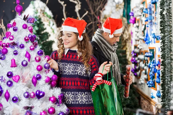 Paar kauft Weihnachtsdekoration ein — Stockfoto